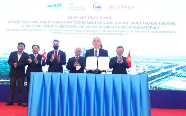 Thực hiện nghi thức k&amp;yacute; kết hợp t&amp;aacute;c trực tuyến giữa Becamex IDC v&amp;agrave; The Connected Places Catapult tại điểm cầu B&amp;igrave;nh Dương, Việt Nam