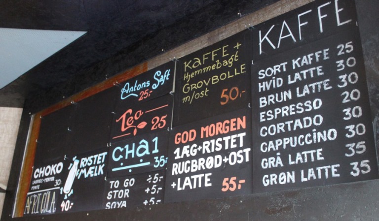 Menu của 1 qu&amp;aacute;n c&amp;agrave; ph&amp;ecirc; tại Đan Mạch
