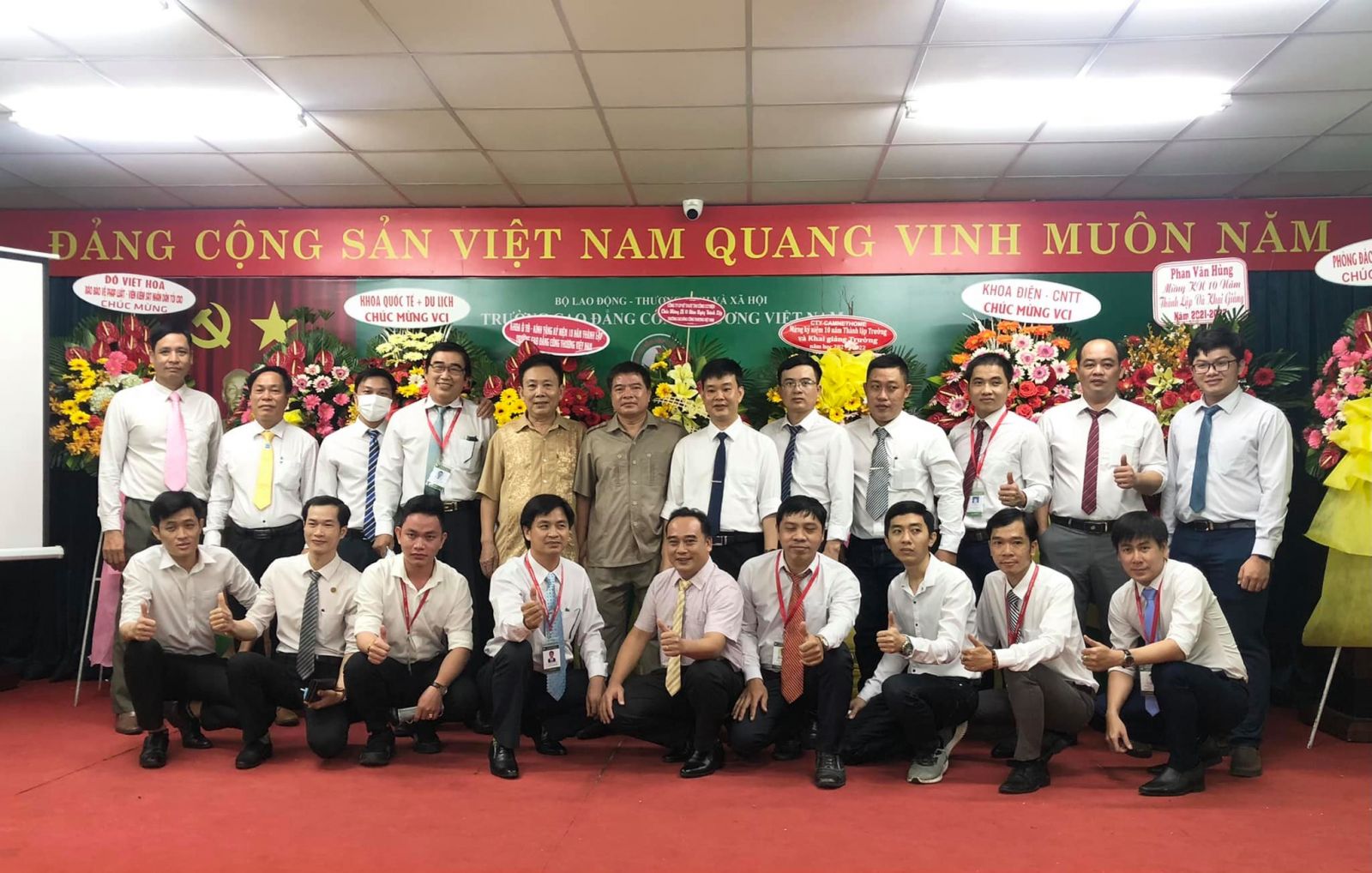 Tập thể c&amp;aacute;n bộ giảng vi&amp;ecirc;n Trường Cao Đẳng C&amp;ocirc;ng Thương Việt Nam tại điểm cầu TPHCM