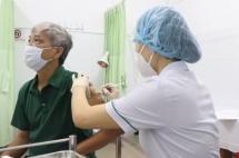 Ưu tiên tiêm đủ liều vắc xin phòng Covid-19 cho người từ 50 tuổi trở lên