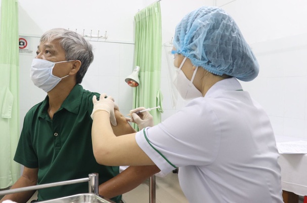 C&amp;aacute;c địa phương ti&amp;ecirc;m mũi 1 vắc xin ph&amp;ograve;ng Covid-19 cho d&amp;acirc;n số từ 18 tuổi trở l&amp;ecirc;n đạt tr&amp;ecirc;n 95%