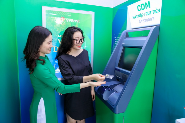 C&amp;aacute;c m&amp;aacute;y r&amp;uacute;t tiền ATM, m&amp;aacute;y nạp tiền CDM cũng được thay mới ho&amp;agrave;n to&amp;agrave;n