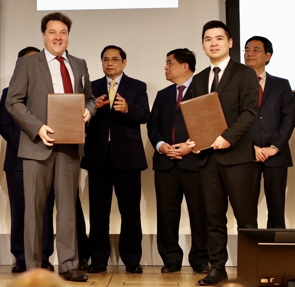 &amp;Ocirc;ng Đỗ Vinh Quang, Th&amp;agrave;nh vi&amp;ecirc;n Hội đồng quản trị Tập đo&amp;agrave;n T&amp;amp;T Group v&amp;agrave; đại diện Học viện Normandie (Cộng h&amp;ograve;a Ph&amp;aacute;p) trao bi&amp;ecirc;n bản ghi nhớ hợp t&amp;aacute;c tư vấn x&amp;acirc;y dựng c&amp;aacute;c m&amp;ocirc; h&amp;igrave;nh gi&amp;aacute;o dục quốc tế chất lượng cao
