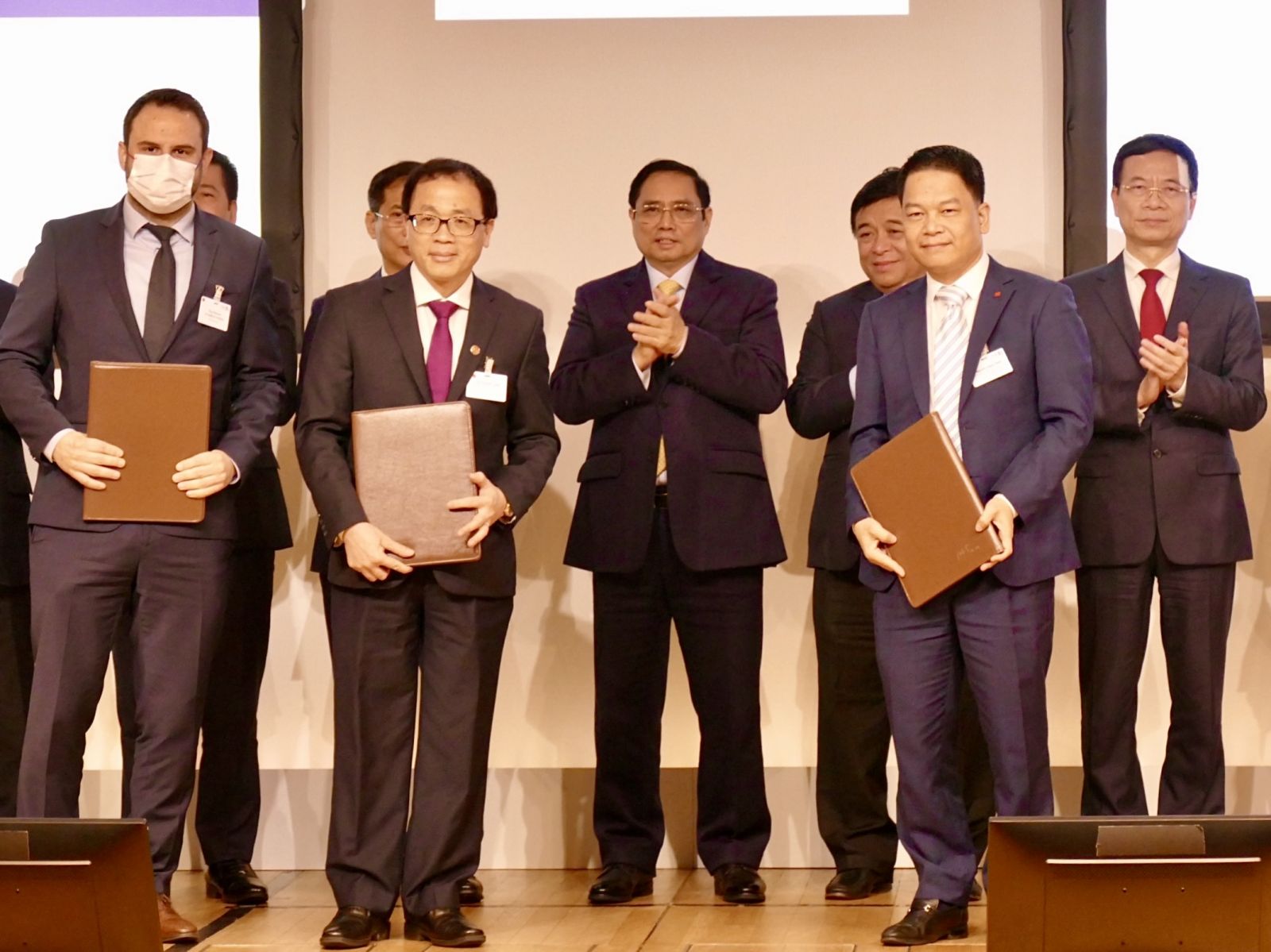 &amp;Ocirc;ng Nguyễn Ngọc Nghị, Th&amp;agrave;nh vi&amp;ecirc;n Hội đồng quản trị T&amp;amp;T Pharma v&amp;agrave; đại diện Tập đo&amp;agrave;n NG Biotech (Cộng h&amp;ograve;a Ph&amp;aacute;p) &amp;amp; đại diện Đại học Y H&amp;agrave; Nội trao bi&amp;ecirc;n bản ghi nhớ hợp t&amp;aacute;c nghi&amp;ecirc;n cứu ph&amp;aacute;t triển v&amp;agrave; chuyển giao c&amp;ocirc;ng nghệ sản xuất 175 loại test nhanh cho Việt Nam.