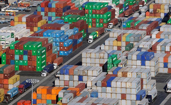 C&amp;aacute;c t&amp;agrave;u chở h&amp;agrave;ng quốc tế từ Trung Quốc, Panama v&amp;agrave; Nhật Bản chất đầy c&amp;aacute;c container h&amp;agrave;ng h&amp;oacute;a tại cảng Long Beach, California