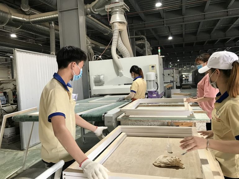 Ch&amp;iacute;nh phủ đ&amp;atilde; khai thực hiện nhiều giải ph&amp;aacute;p hỗ trợ doanh nghiệp v&amp;agrave; người d&amp;acirc;n, trong đ&amp;oacute; một số c&amp;ocirc;ng cụ về thuế, ph&amp;iacute;, v&amp;agrave; lệ ph&amp;iacute;