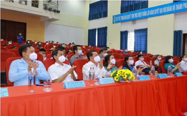 Hội đồng Đội Trung ương đ&amp;atilde; phối hợp c&amp;ugrave;ng C&amp;ocirc;ng ty cổ phần sữa quốc tế IDP v&amp;agrave; c&amp;aacute;c cấp bộ Đo&amp;agrave;n, Đội trong to&amp;agrave;n quốc tổ chức trao tặng 300 suất hỗ trợ l&amp;acirc;u d&amp;agrave;i cho 300 em thiếu nhi c&amp;oacute; ho&amp;agrave;n cảnh kh&amp;oacute; khăn, mồ c&amp;ocirc;i cha mẹ trong dịch bệnh Covid-19