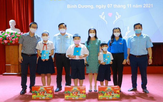 Ban Thường vụ Tỉnh Đo&amp;agrave;n đ&amp;atilde; trao tặng qu&amp;agrave; hỗ trợ cho 46 em đang sinh sống tr&amp;ecirc;n địa b&amp;agrave;n th&amp;agrave;nh phố Thuận An trong tổng 82 em to&amp;agrave;n tỉnh