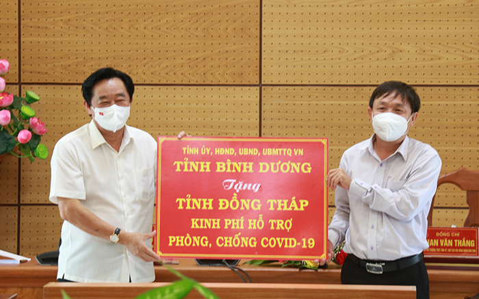 Ph&amp;oacute; B&amp;iacute; thư Thường trực Tỉnh uỷ Phan Văn Thắng (b&amp;igrave;a phải) tiếp nhận hỗ trợ