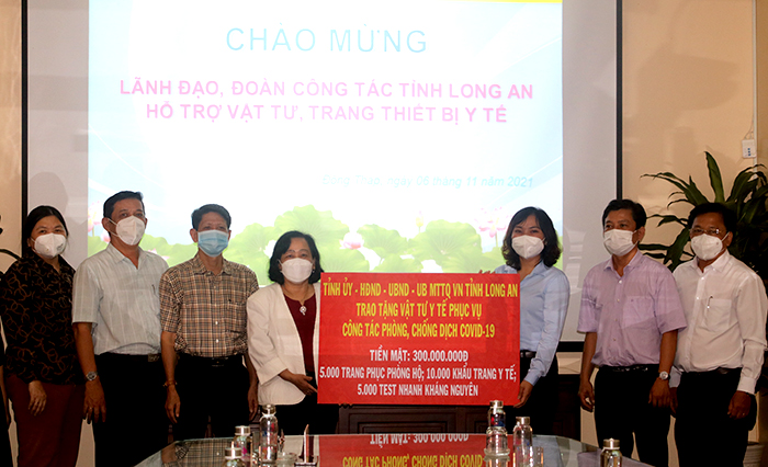 B&amp;agrave; Đo&amp;agrave;n Thị Nghiệp &amp;ndash; Ph&amp;oacute; Chủ tịch Uỷ ban Mặt trận Tổ quốc Việt Nam tỉnh tiếp nhận   v&amp;agrave; cảm ơn sự quan t&amp;acirc;m của Đo&amp;agrave;n c&amp;ocirc;ng t&amp;aacute;c