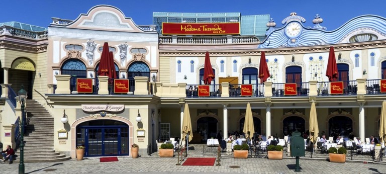 1 nh&amp;agrave; h&amp;agrave;ng &amp;Aacute;o sử dụng Rượu nhập khẩu