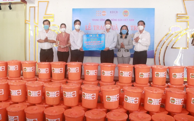 Tại chương tr&amp;igrave;nh, Ban Thường vụ Trung ương Hội N&amp;ocirc;ng d&amp;acirc;n Việt Nam đ&amp;atilde; trao bảng tượng trưng qu&amp;agrave; t&amp;agrave;i trợ l&amp;agrave; 2.550 bộ đồ d&amp;ugrave;ng thiết yếu trị gi&amp;aacute; 2.167.500.000 đồng do Hội N&amp;ocirc;ng d&amp;acirc;n tỉnh tiếp nhận