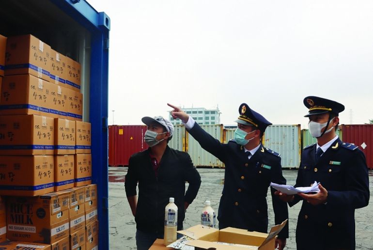 C&amp;ocirc;ng chức Chi cục Hải quan cửa khẩu cảng Hải Ph&amp;ograve;ng khu vực 1 kiểm tra thực tế h&amp;agrave;ng h&amp;oacute;a