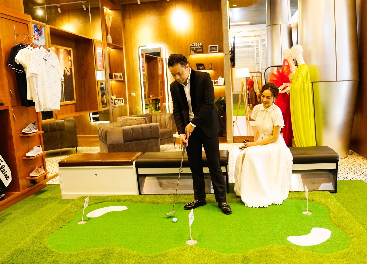 Kh&amp;aacute;ch h&amp;agrave;ng Victor Vũ &amp;ndash; Đinh Ngọc Diệp trải nghiệm tại khu vực Nova Golf Clubs