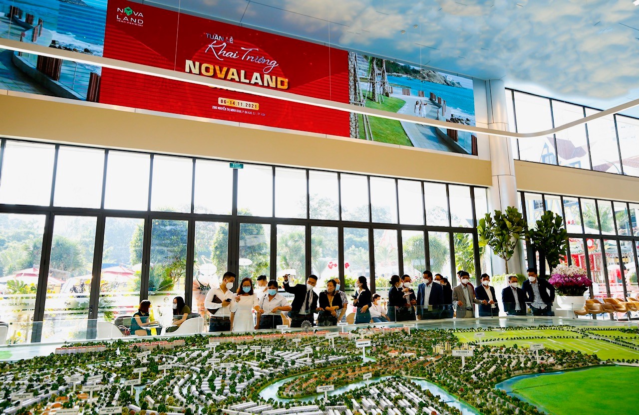 Kh&amp;aacute;ch tham quan sa b&amp;agrave;n Dự &amp;aacute;n Aqua City quy m&amp;ocirc; 1,000ha của Novaland ph&amp;iacute;a đ&amp;ocirc;ng TP.HCM