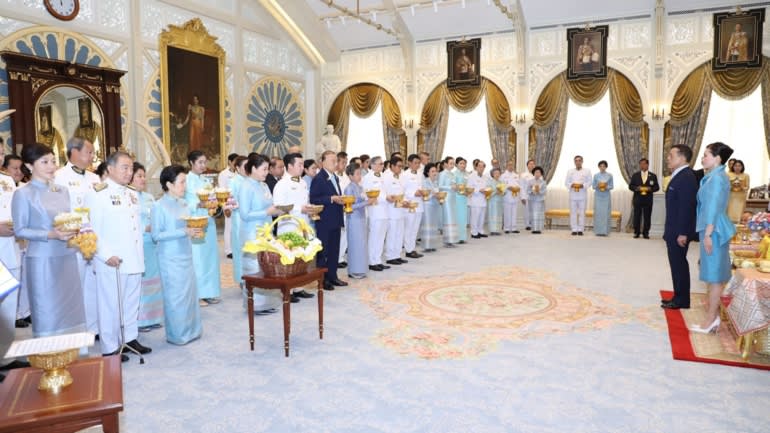 C&amp;aacute;c tỷ ph&amp;uacute; v&amp;agrave; phu nh&amp;acirc;n được mời đến bữa tiệc ho&amp;agrave;ng gia