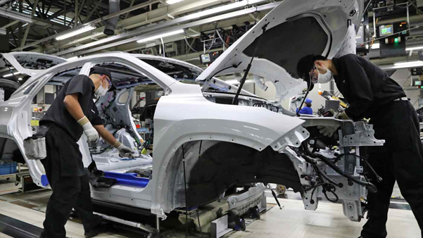 C&amp;ocirc;ng nh&amp;acirc;n lắp r&amp;aacute;p &amp;ocirc; t&amp;ocirc; tại nh&amp;agrave; m&amp;aacute;y Toyota Motor