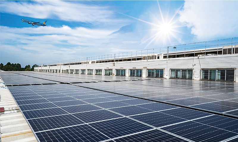 Một dự &amp;aacute;n năng lượng mặt trời tr&amp;ecirc;n m&amp;aacute;i nh&amp;agrave; do CME Solar thiết kế lắp đặt tại cảng h&amp;agrave;ng kh&amp;ocirc;ng s&amp;acirc;n bay Quốc tế T&amp;acirc;n Sơn Nhất, Tp HCM