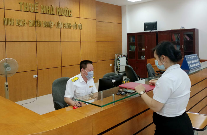 C&amp;aacute;n bộ Cục Thuế tỉnh hướng dẫn doanh nghiệp sử dụng HĐĐT v&amp;agrave; nộp thuế điện tử
