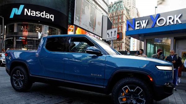 Một chiếc b&amp;aacute;n tải Rivian R1T đỗ b&amp;ecirc;n ngo&amp;agrave;i Nasdaq Market v&amp;agrave;o ng&amp;agrave;y IPO