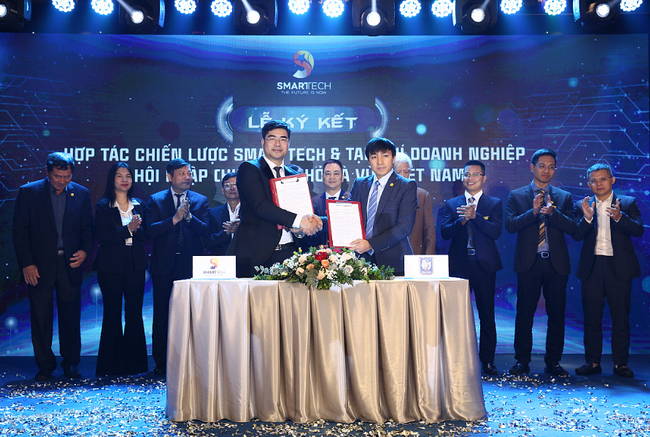 &amp;Ocirc;ng Qu&amp;aacute;ch Hồng Thuận &amp;ndash; Gi&amp;aacute;m đốc ph&amp;aacute;t triển dự &amp;aacute;n Smarttech Việt Nam c&amp;ugrave;ng &amp;ocirc;ng Trần Văn Hiển &amp;ndash; Ph&amp;oacute; trưởng Ban Đ&amp;agrave;o tạo v&amp;agrave; Hội vi&amp;ecirc;n &amp;ndash; Hiệp hội doanh nghiệp NVV Việt Nam tại Lễ k&amp;yacute; kết.