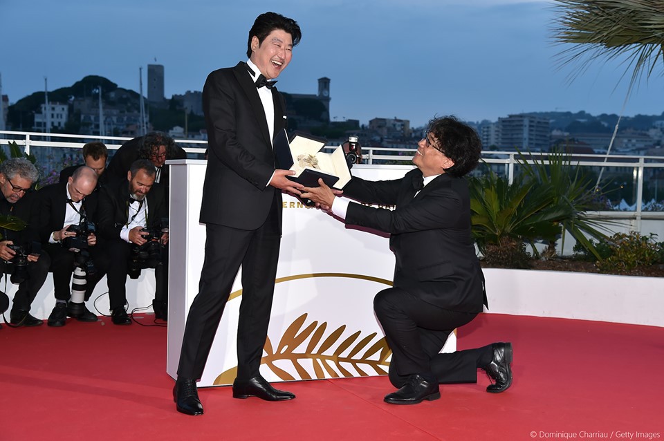 Đạo diễn Bong Joon-Ho (phải) v&amp;agrave; nam diễn vi&amp;ecirc;n Song Kang-ho tạo d&amp;aacute;ng c&amp;ugrave;ng C&amp;agrave;ng cọ v&amp;agrave;ng - Ảnh: Getty