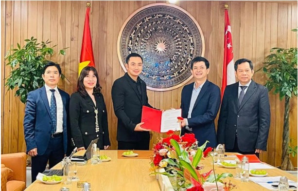 B&amp;iacute; thư Tỉnh ủy Quảng Trị L&amp;ecirc; Quang T&amp;ugrave;ng trao chủ trương nghi&amp;ecirc;n cứu, đề xuất đầu tư dự &amp;aacute;n cho Li&amp;ecirc;n danh SSF - Sunshine Homes - Truth Assets Management. (Ảnh: quangtri.gov.vn).