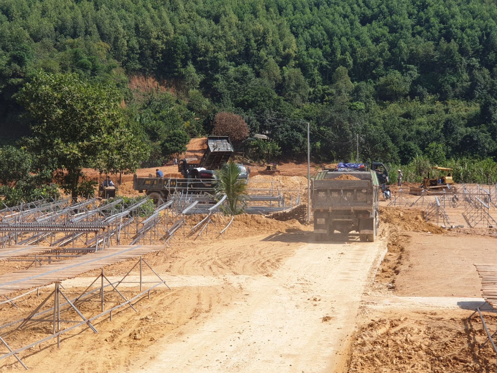 Khu đất san lấp tr&amp;aacute;i ph&amp;eacute;p tại khu 2 x&amp;atilde; Y&amp;ecirc;n Kiện, huyện Đoan H&amp;ugrave;ng (Ph&amp;uacute; Thọ) vẫ tiến h&amp;agrave;nh ngay cả khi c&amp;oacute; c&amp;aacute;n bộ địa ch&amp;iacute;nh x&amp;atilde; thị s&amp;aacute;t