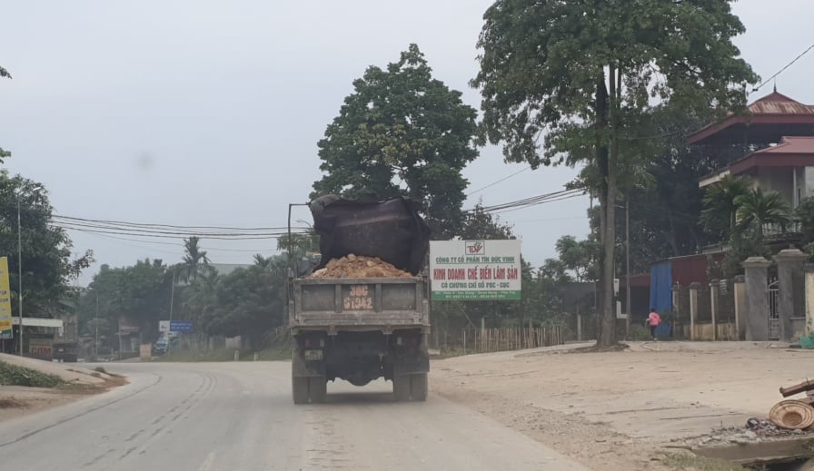 Xe vận tải chở đất đến điểm san lấp tr&amp;ecirc;n Quốc lộ 2 thuộc địa b&amp;agrave;n x&amp;atilde; Y&amp;ecirc;n Kiện, huyện Đoan D&amp;ugrave;ng (Ph&amp;uacute; Thọ)