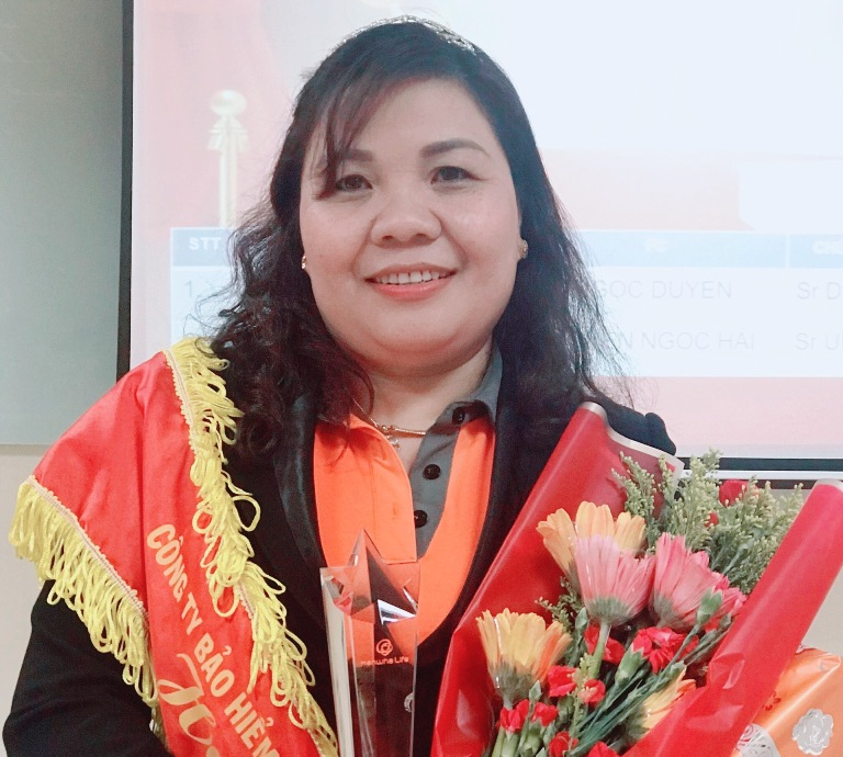 Từ một người phải lam lũ, vất vả với nhiều c&amp;ocirc;ng việc kh&amp;aacute;c nhau, chị Vũ Ngọc Duyến đ&amp;atilde; trở th&amp;agrave;nh một Trưởng khu vực cấp cao xuất sắc của c&amp;ocirc;ng ty Bảo Hiểm Nh&amp;acirc;n Thọ Hanwha Life Việt Nam tại Miền trung - T&amp;acirc;y Nguy&amp;ecirc;n.