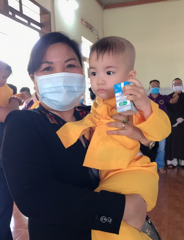 Chị Duyến lu&amp;ocirc;n t&amp;iacute;ch cực tham gia c&amp;aacute;c hoạt động thiện nguyện, gi&amp;uacute;p những m&amp;atilde;nh đời bất hạnh (Trong ảnh: kỷ niệm một lần trao      qu&amp;agrave; cho trẻ em mồ c&amp;ocirc;i ở tp Bu&amp;ocirc;n Ma Thuột)