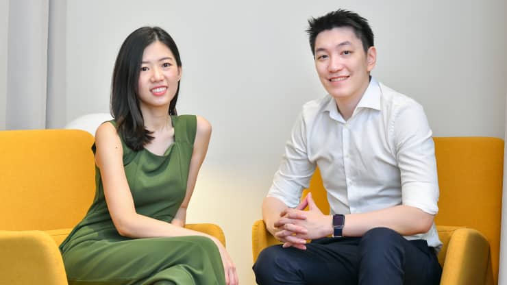 Vợ chồng Raena Lim v&amp;agrave; Chris Halim với nền tảng cho thu&amp;ecirc; quần &amp;aacute;o Style Theory. Nguồn: Internet
