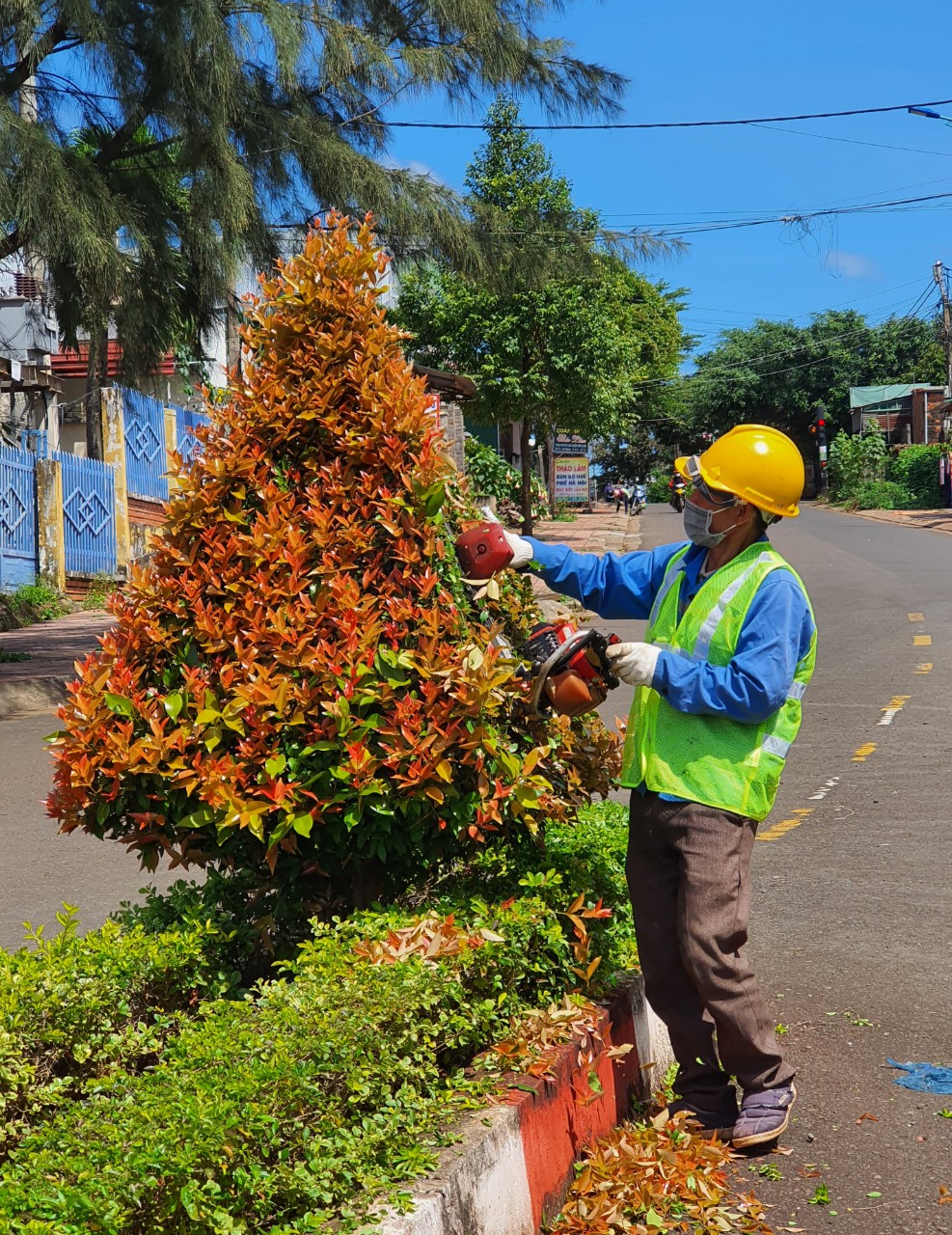 M&amp;ocirc;i trường thị trấn Ea Drăng lu&amp;ocirc;n xanh - sạch - đẹp nhờ c&amp;oacute; sự miệt m&amp;agrave;i, chăm chỉ của những người c&amp;ocirc;ng nh&amp;acirc;n của C&amp;ocirc;ng ty TNHH MTV Ho&amp;agrave;i Thanh.