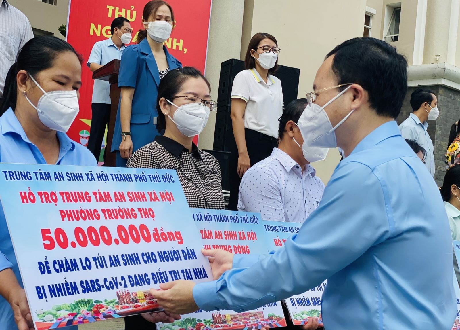 L&amp;atilde;nh đạo TP.Thủ Đức trao t&amp;uacute;i an sinh cho c&amp;aacute;c địa phương, chăm lo F0 tr&amp;ecirc;n địa b&amp;agrave;n