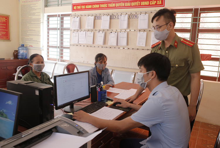 C&amp;aacute;n bộ x&amp;atilde; Sơn H&amp;ugrave;ng, huyện Thanh Sơn hướng dẫn người d&amp;acirc;n đăng k&amp;yacute; t&amp;agrave;i khoản, nộp hồ sơ dịch vụ c&amp;ocirc;ng trực tuyến