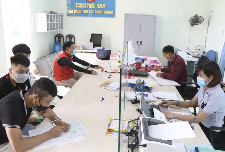 C&amp;aacute;n bộ x&amp;atilde; Bảo Y&amp;ecirc;n, huyện Thanh Thủy giải quyết TTHC cho người d&amp;acirc;n