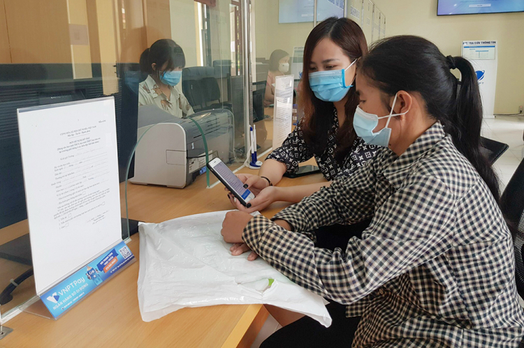 C&amp;aacute;n bộ Bộ phận tiếp nhận v&amp;agrave; trả kết quả UBND huyện T&amp;acirc;n Sơn hướng dẫn người d&amp;acirc;n thực hiện thanh to&amp;aacute;n trực tuyến