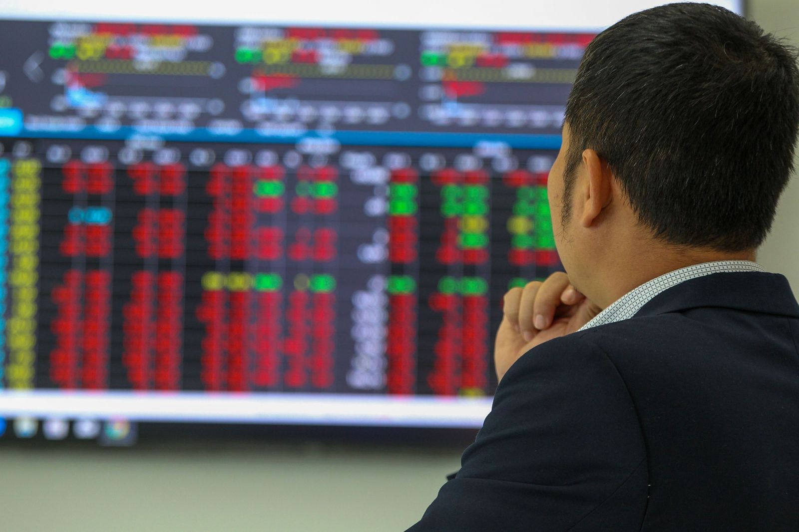 Trong chớp nho&amp;aacute;ng, cổ phiếu giảm gi&amp;aacute; bị v&amp;eacute;t sạch