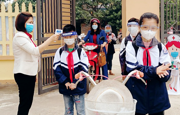 To&amp;agrave;n bộ học sinh Trường THCS Tử Đ&amp;agrave;, huyện Ph&amp;uacute; Ninh đều phải thực hiện đo th&amp;acirc;n nhiệt trước khi v&amp;agrave;o lớp