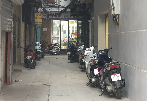 Thực sự kh&amp;oacute; hiểu khi trụ sở ho&amp;agrave;nh tr&amp;aacute;ng nhưng cửa ch&amp;iacute;nh của Venus By Asian tại số 5 Nguyễn Khang lại kh&amp;oacute;a k&amp;iacute;n, nh&amp;acirc;n vi&amp;ecirc;n v&amp;agrave; kh&amp;aacute;ch h&amp;agrave;ng sử dụng