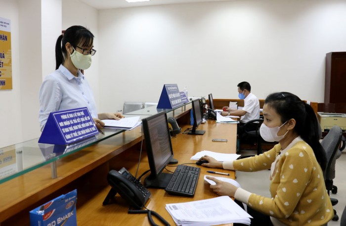 C&amp;aacute;n bộ Cục Thuế tỉnh Ph&amp;uacute; Thọ hướng dẫn người nộp thuế l&amp;agrave;m thủ tục gia hạn nộp tiền thuế v&amp;agrave; thu&amp;ecirc; đất tại trụ sở