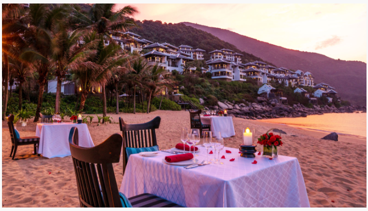 Bữa tối l&amp;atilde;ng mạn b&amp;ecirc;n b&amp;atilde;i biển tại resort b&amp;ecirc;n b&amp;aacute;n đảo Sơn Tr&amp;agrave;