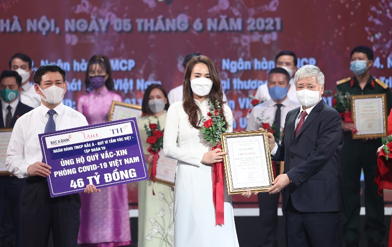 Tập đo&amp;agrave;n TH t&amp;iacute;ch cực chung tay c&amp;ugrave;ng Ch&amp;iacute;nh phủ v&amp;agrave; cộng đồng đẩy l&amp;ugrave;i Covid-19 bằng c&amp;aacute;c hoạt động: đ&amp;oacute;ng g&amp;oacute;p v&amp;agrave;o Quỹ Vaccine, hỗ trợ thiết bị y tế; tặng sữa tươi v&amp;agrave; đồ uống sức khỏe cho lực lượng tuyến đầu v&amp;agrave; người d&amp;acirc;n trong đại dịch.