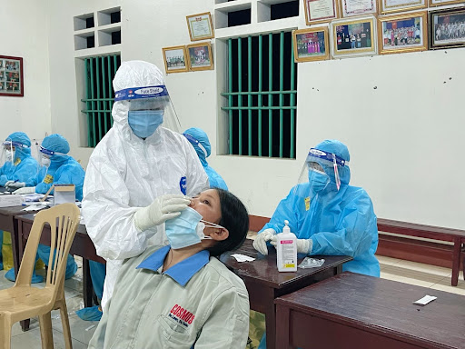 Lấy mẫu test nhanh cho người d&amp;acirc;n (Ảnh minh họa)
