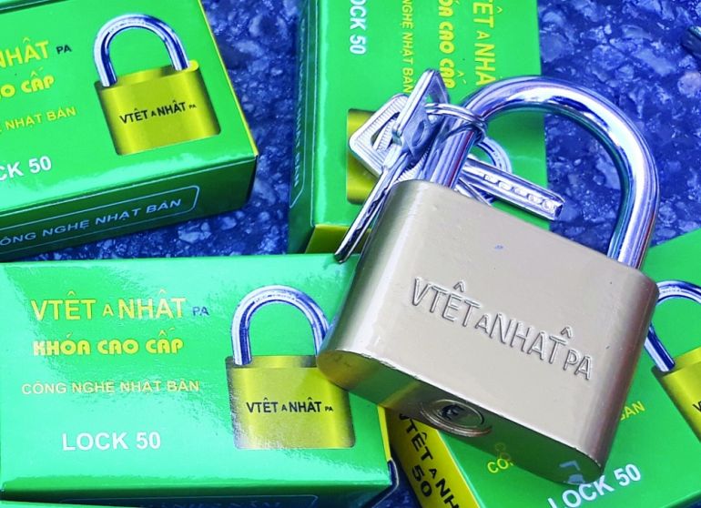 Kh&amp;oacute;a giả mạo thương hiệu Việt- Nhật trong l&amp;ocirc; h&amp;agrave;ng vi phạm nhập khẩu từ Trung Quốc do Đội Kiểm so&amp;aacute;t chống bu&amp;ocirc;n lậu khu vực miền Bắc (Cục Điều tra chống bu&amp;ocirc;n lậu, Tổng cục Hải quan) v&amp;agrave; Chi cục Hải quan cửa khẩu cảng Hải Ph&amp;ograve;ng khu vực 2 ph&amp;aacute;t hiện, bắt giữ th&amp;aacute;ng 6/2021