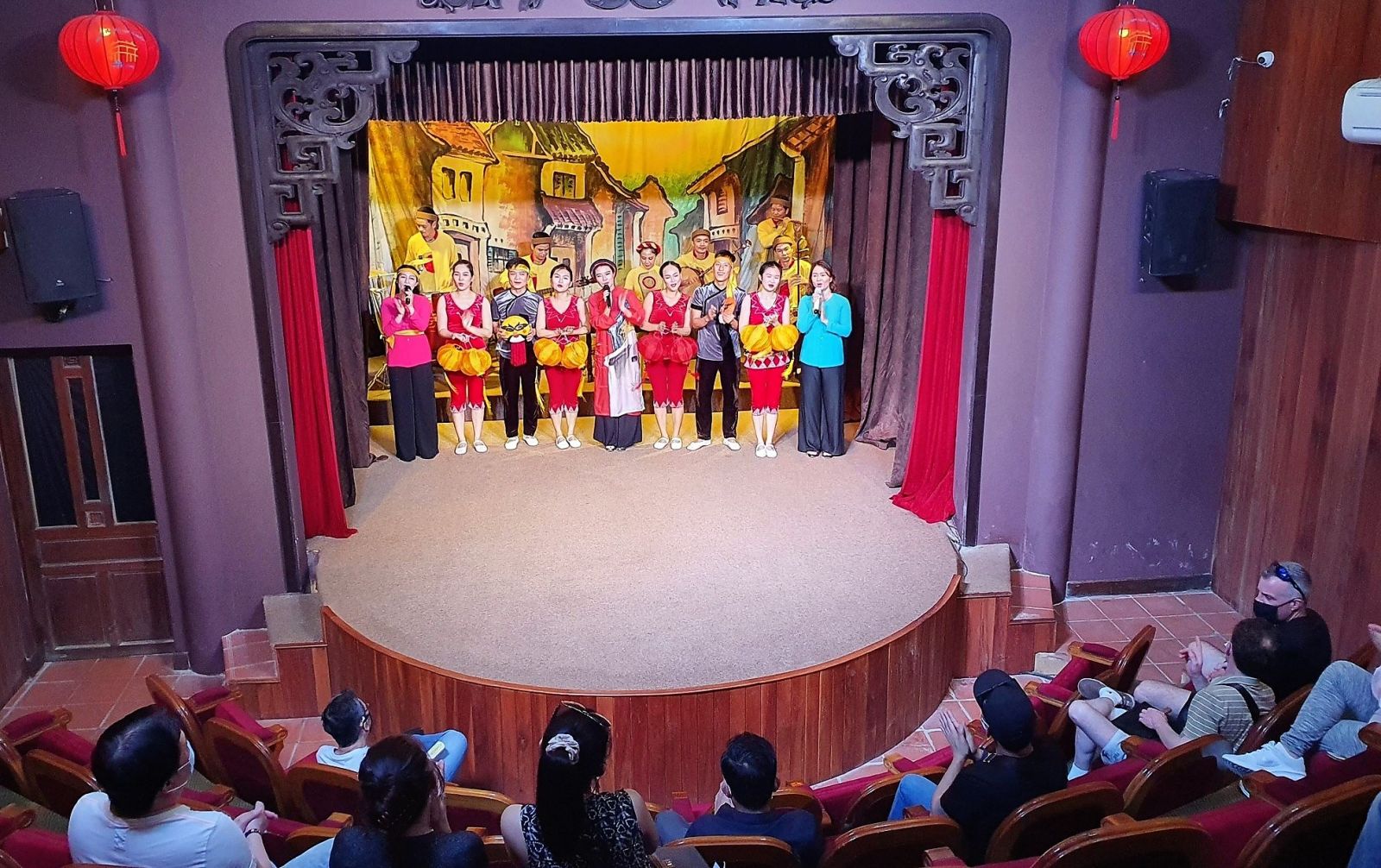 Tại s&amp;acirc;n khấu v&amp;ograve;ng cung Ch&amp;ugrave;a Cầu, Sở Văn h&amp;oacute;a - Thể thao v&amp;agrave; Du lịch tỉnh Quảng Nam phối hợp với ch&amp;iacute;nh quyền th&amp;agrave;nh phố Hội An tổ chức buổi đ&amp;oacute;n tiếp c&amp;aacute;c vị kh&amp;aacute;ch quốc tế đầu ti&amp;ecirc;n đặt ch&amp;acirc;n đến tham quan đ&amp;ocirc; thị cổ sau 2 năm
