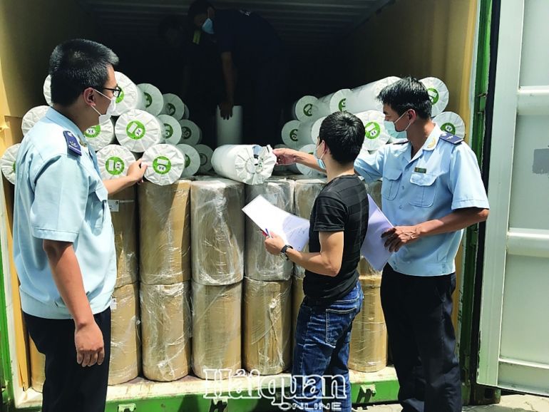 Hải quan TPHCM kiểm tra nguy&amp;ecirc;n liệu gia c&amp;ocirc;ng nhập khẩu