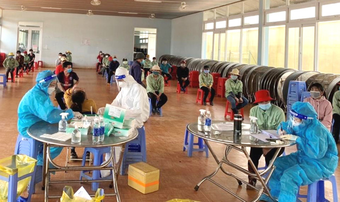 Ng&amp;agrave;nh y tế lấy mẫu x&amp;eacute;t nghiệm Covid-19 tại huyện Đơn Dương. Ảnh: Người lao động