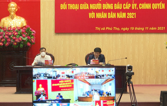 C&amp;aacute;c &amp;ocirc;ng: Nguyễn Minh Xuy&amp;ecirc;n - B&amp;iacute; thư Thị ủy, Chủ tịch HĐND thị x&amp;atilde;; Nguyễn Tiến L&amp;acirc;m - Chủ tịch UBND thị x&amp;atilde; chủ tr&amp;igrave; hội nghị