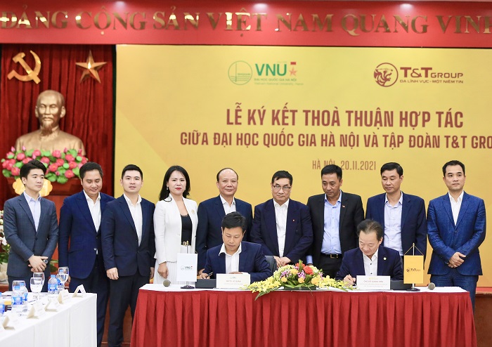 Chủ tịch HĐQT ki&amp;ecirc;m Tổng Gi&amp;aacute;m đốc T&amp;amp;T Group Đỗ Quang Hiển v&amp;agrave; GS.TS L&amp;ecirc; Qu&amp;acirc;n, Gi&amp;aacute;m đốc ĐHQHN k&amp;yacute; kết Thỏa thuận hợp t&amp;aacute;c chiến lược.